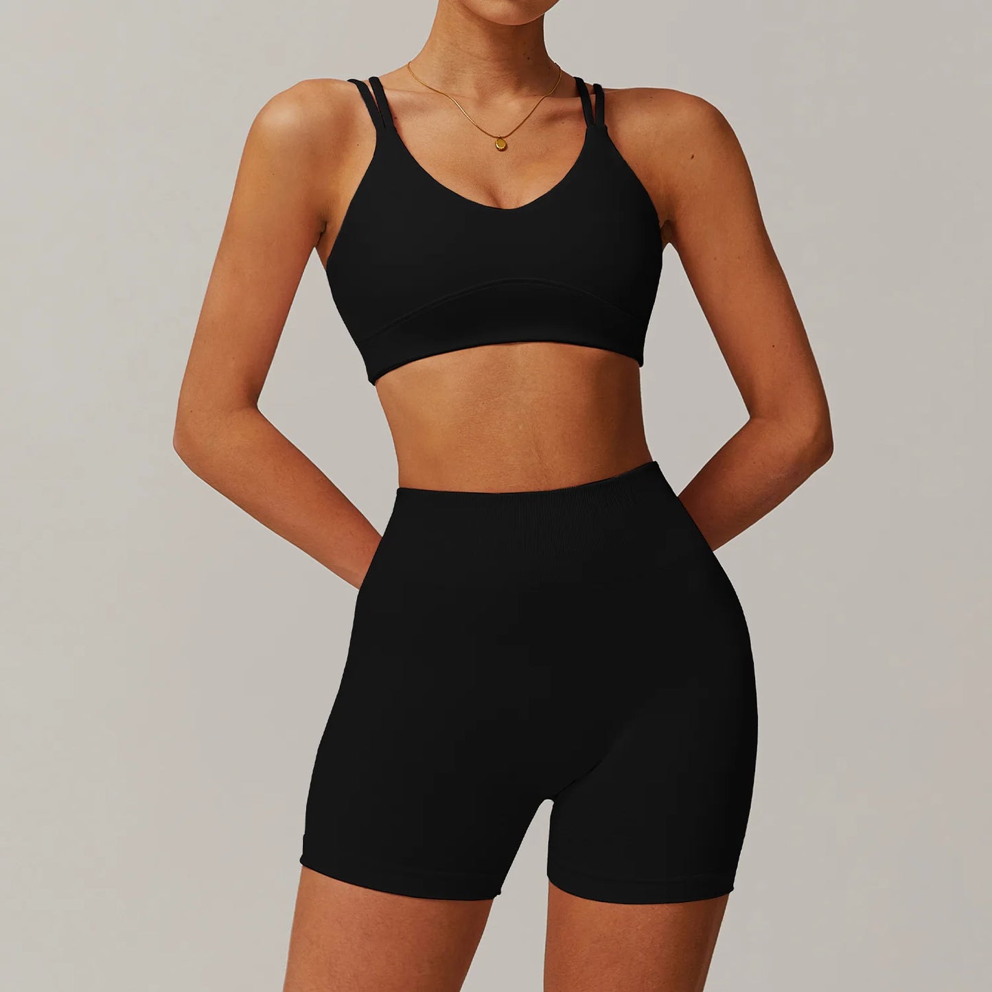 Treningssett for dame – 2 deler med langermet jakke og shorts. Perfekt for yoga og trening!