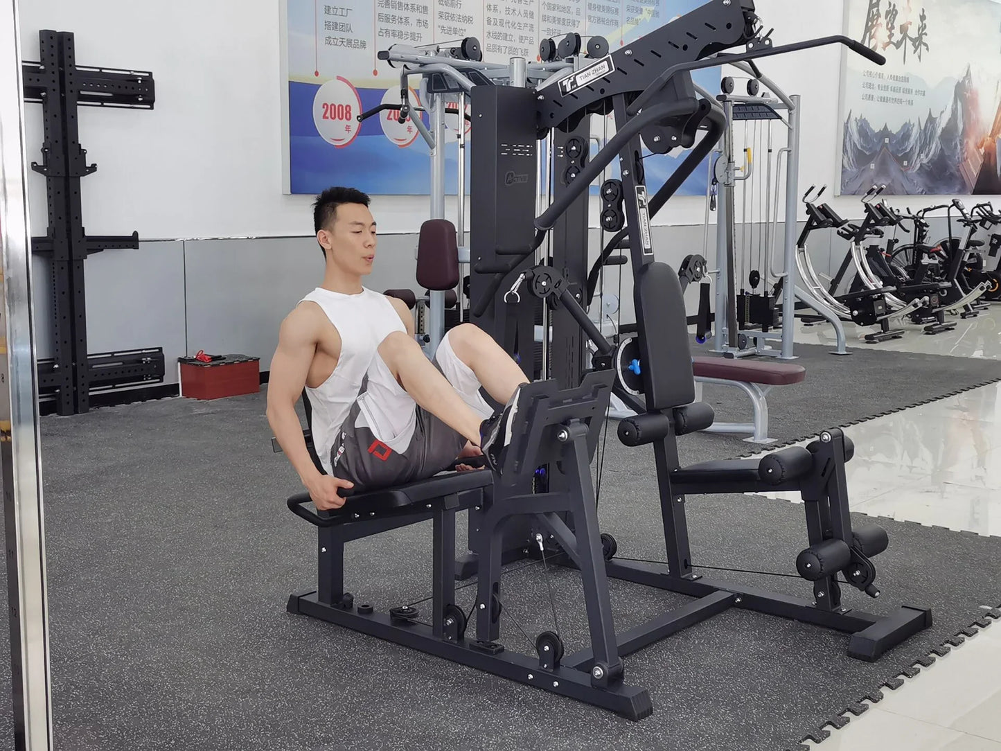 Hjemmegym multifunksjonell enkeltstasjon med vektstakk.