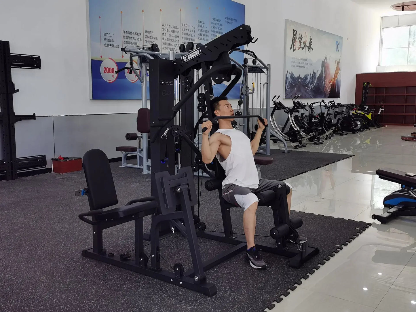 Hjemmegym multifunksjonell enkeltstasjon med vektstakk.