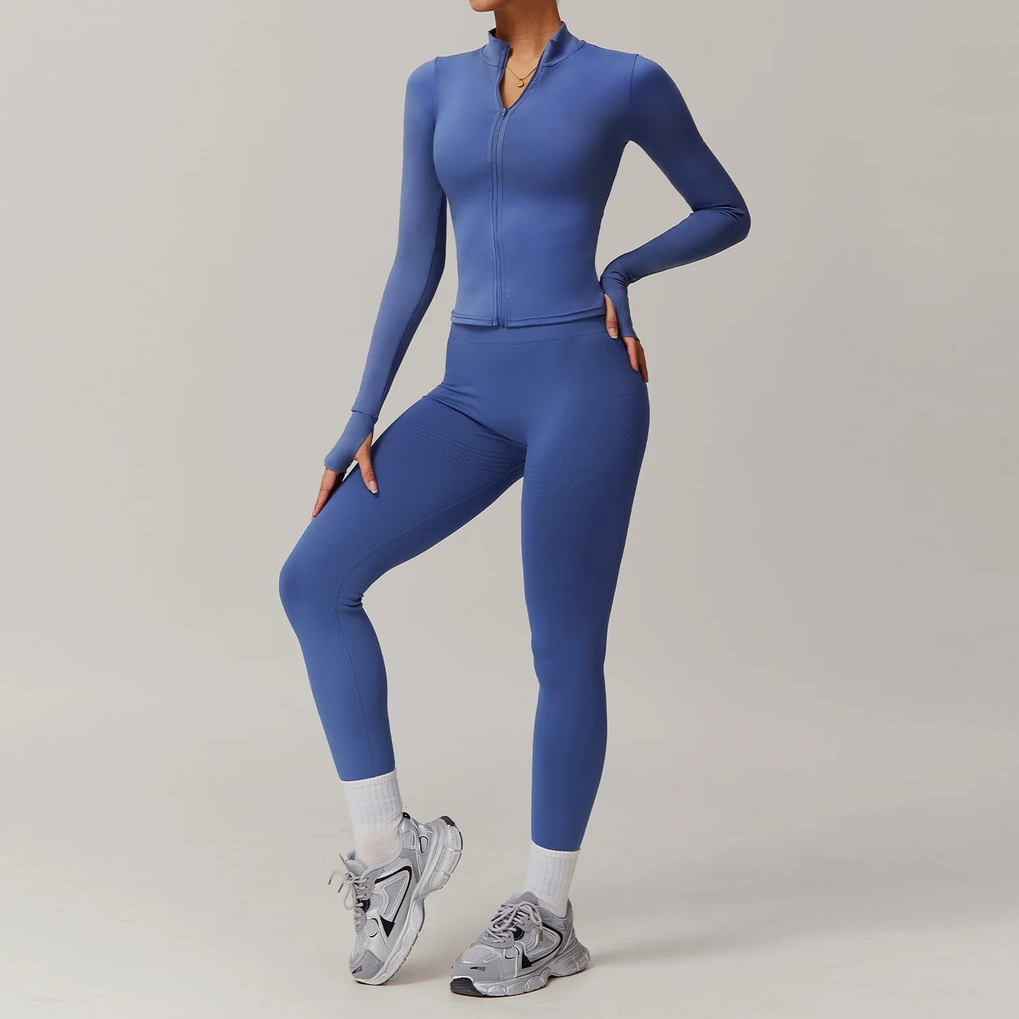 Treningssett for dame – 2 deler med langermet jakke og shorts. Perfekt for yoga og trening!