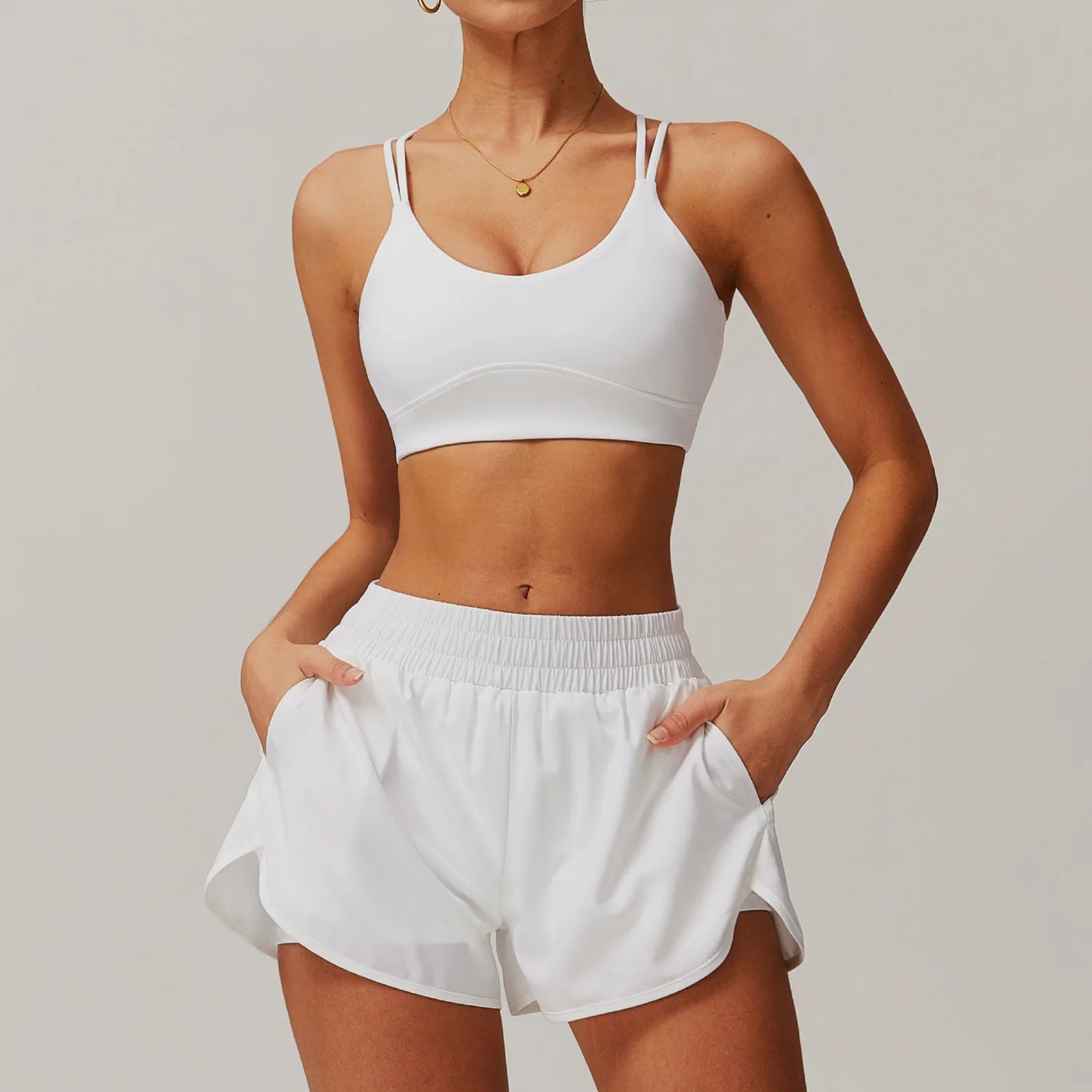 Treningssett for dame – 2 deler med langermet jakke og shorts. Perfekt for yoga og trening!