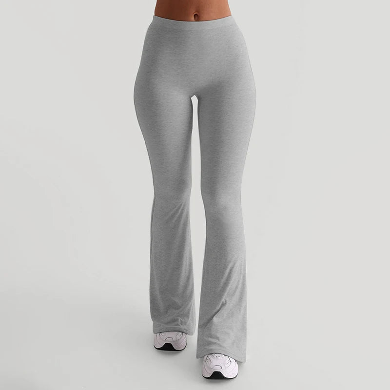 CUTENOVA slim micro flare bukser – stilige, enkle og perfekte for trening eller fritid.