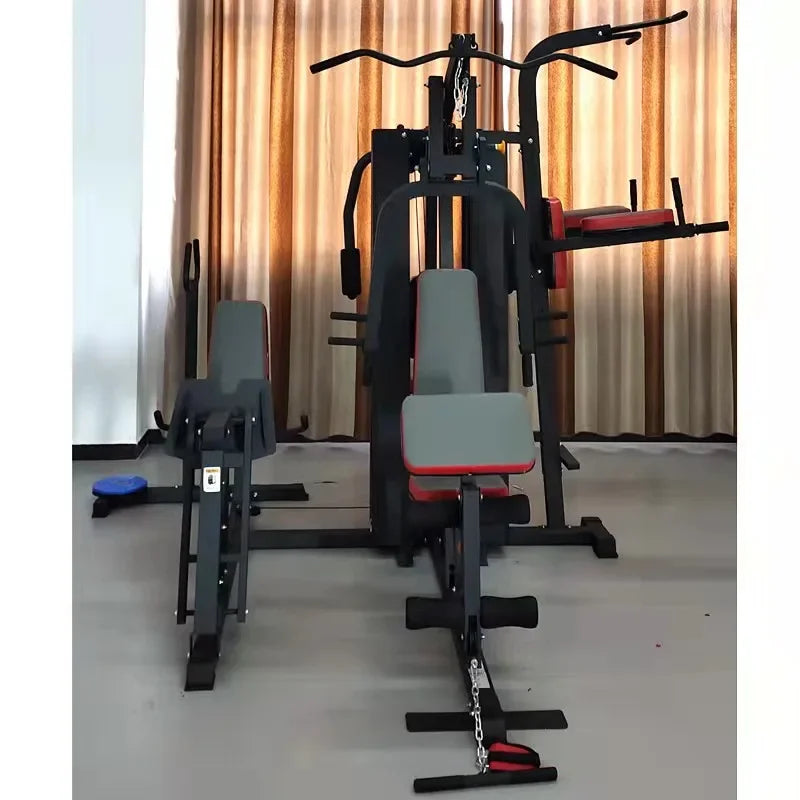 Hjemmegym med multifunksjonell 5-stasjons treningsutstyr.