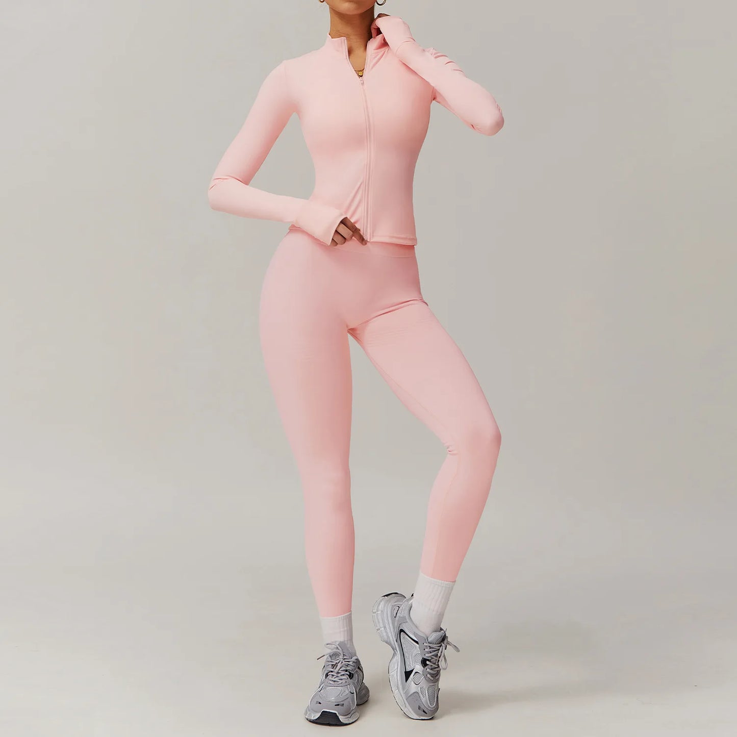 Treningssett for dame – 2 deler med langermet jakke og shorts. Perfekt for yoga og trening!